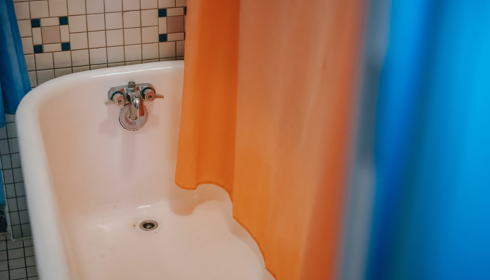 why is my bathtub turning orange